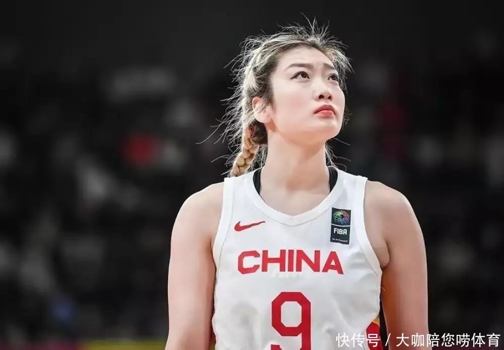 李嫣最新照片:男类似李女装,颈部肿块明显