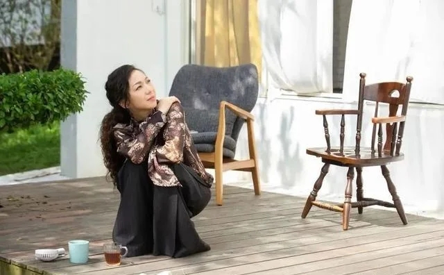 董洁近况曝光,吐舌卖萌太少女,颜值心态双双“逆生长”