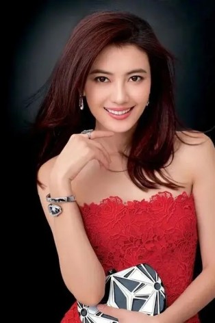 挤满生殖科的高龄夫妇:生育执念背后的生理、社会与情感困局