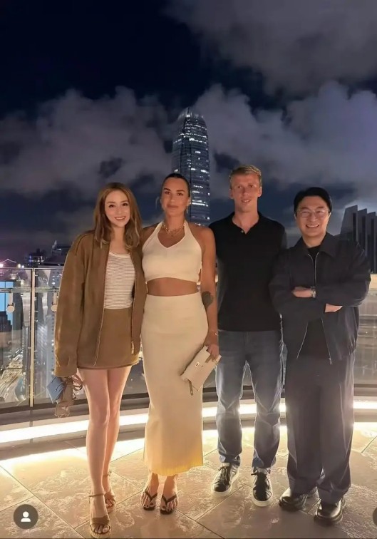 陈伟霆何穗官宣生子：爱情、事业与公众反应的交织