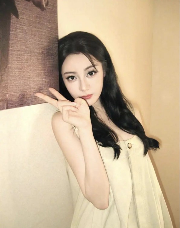 13年前嫁大44岁老艺术家，如今丈夫91岁垂垂老矣，她47岁貌美如花